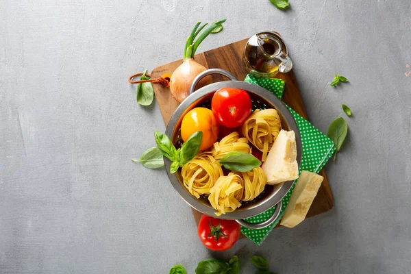 Fettuccin Med Ingredienser Siktet För Matlagning Pasta Ovanifrån — Stockfoto