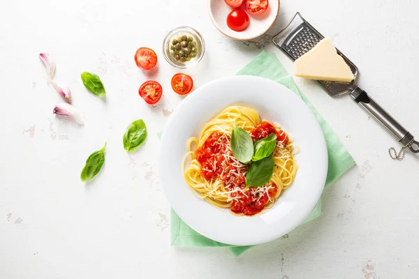 トマトソースの古典的なイタリアのスパゲティパスタ — ストック写真