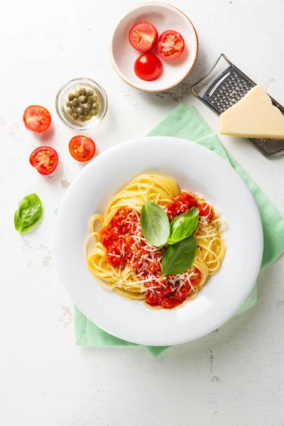 Espaguete Com Molho Tomate Manjericão Superfície Branca Comida Italiana — Fotografia de Stock