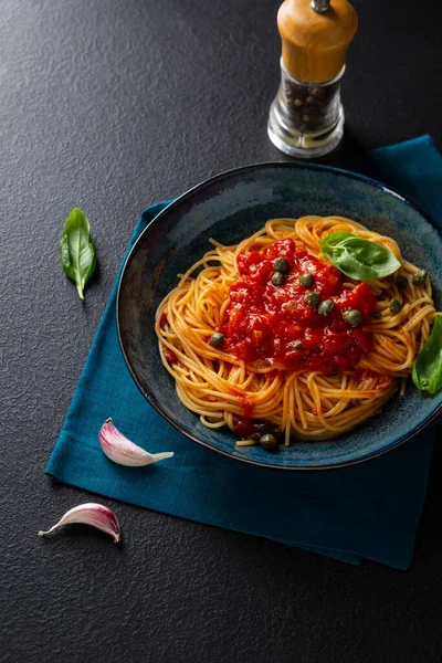 Espaguetis Veganos Con Salsa Tomate Pasta Oscuro —  Fotos de Stock