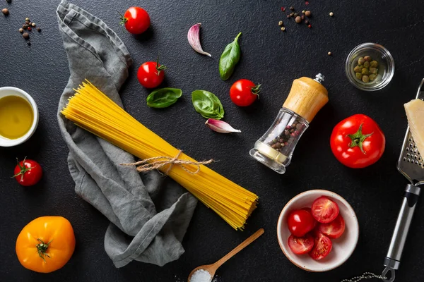 Ongekookte Spaghetti Ingrediënten Donkere Stenen Tafel — Stockfoto