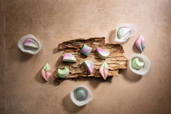 Tahta Ağaç Kabuğu Parçasında Çikolata Şekeri Koleksiyonu — Stok fotoğraf