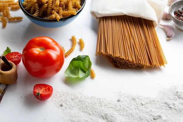 Volkoren Spaghetti Fusilli Met Ingrediënten — Stockfoto