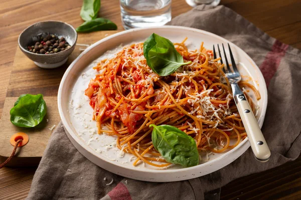 Celé Pšeničné Špagety Bílém Talíři — Stock fotografie