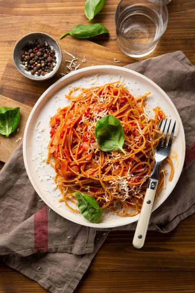 Celé Pšeničné Špagety Rajčatovou Omáčkou Dřevěném Stole — Stock fotografie