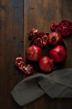 Ahşap masa manzaralı olgun nar.