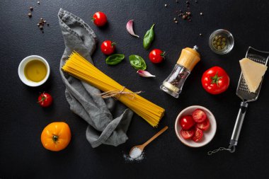 İtalyan geleneksel spagetti malzemeleri koyu yüzeyde