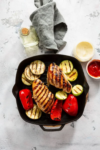 Vue Aérienne Des Viandes Légumes Grillés Avec Sauce — Photo