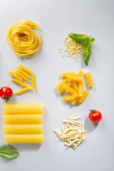 Pasta Set Och Tomat Ljus Bakgrund — Stockfoto