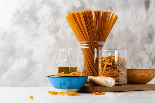 Hela Vete Penne Och Bruna Spaghetti — Stockfoto