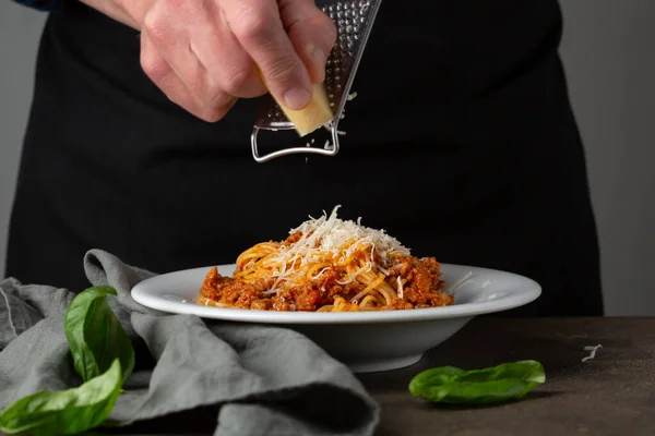 Massa Bolonhesa Queijo Ralado Mão Espaguete — Fotografia de Stock