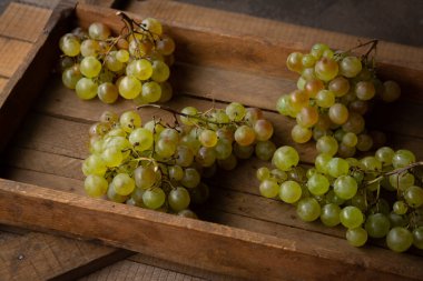 Tahta yüzeyde yeşil üzümler