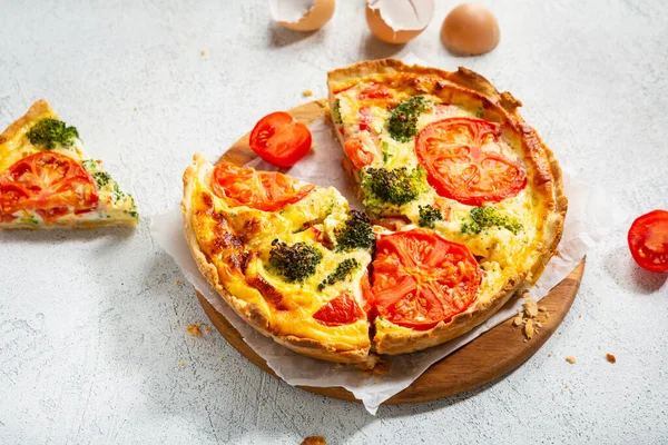 Homemade Tasty Open Faced Broccoli Pie Quiche Lorraine — Stock Photo, Image