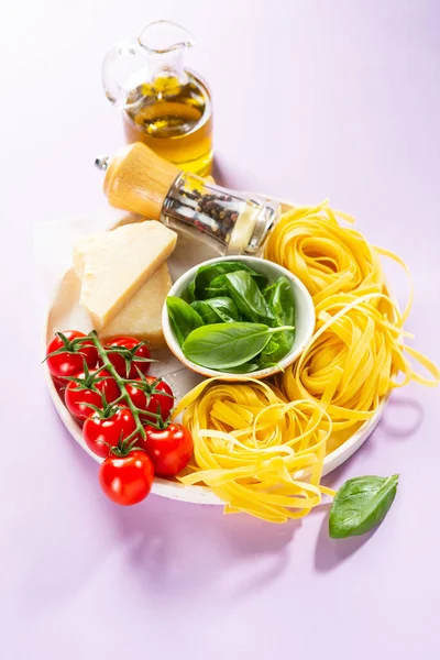Italienska Fettucin Och Ingredienser Tallriken — Stockfoto