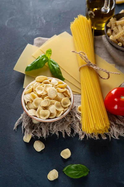 Närbild Färsk Italiensk Pasta Set Med Basilika Och Tomater — Stockfoto