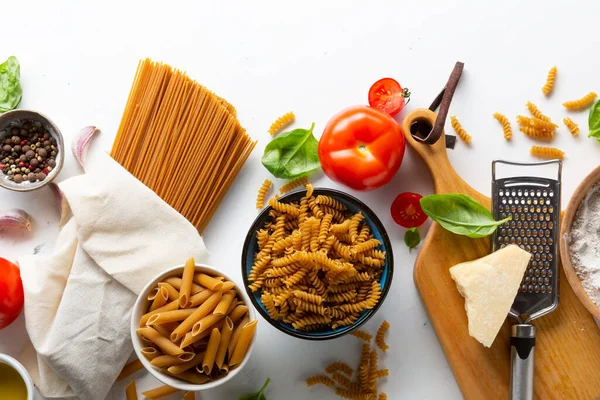 Volkoren Italiaanse Pasta Bovenaanzicht Lichte Ondergrond — Stockfoto
