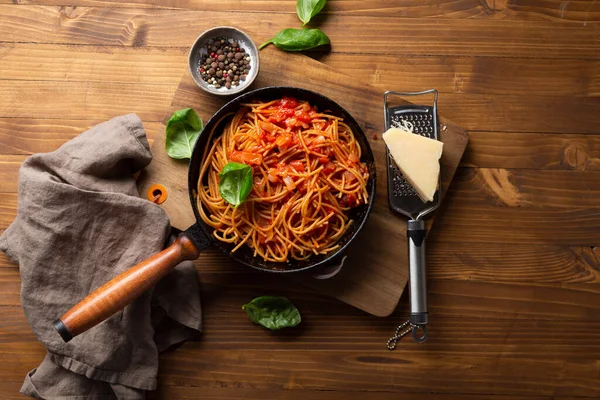 Celé Pšeničné Špagety Pánvi Rajčatovou Omáčkou — Stock fotografie