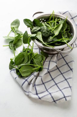Taze ıspanak bebek yaprakları elek ve mutfak bezinde