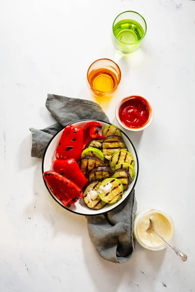 盘中烤蔬菜 健康食品的俯视图 — 图库照片