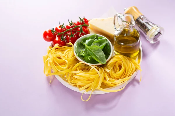 Tepelně Neupravené Italské Těstoviny Bazalka Připravená Vaření — Stock fotografie