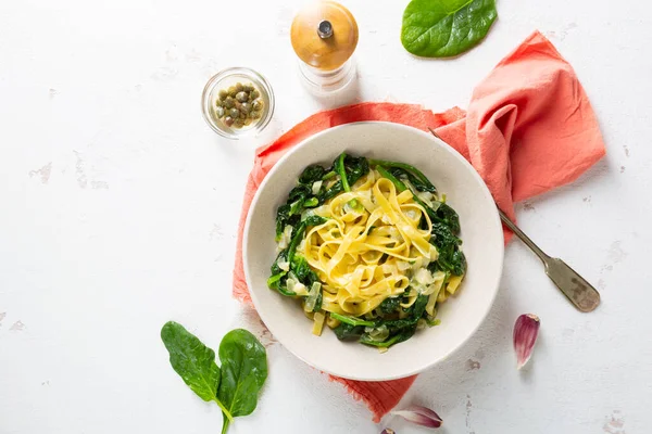 Spinach Vegan Pasta White Plate — Stock Photo, Image