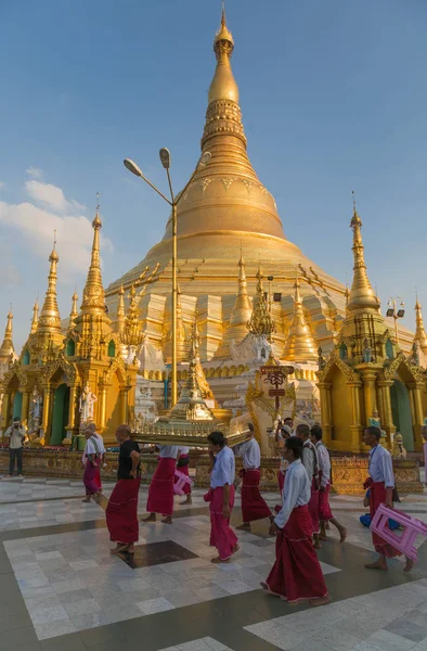 Slavnostní vysvěcení v Shwedagon pagoda, Yangon, Myanmar — Stock fotografie