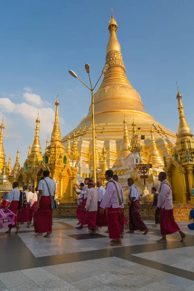 Slavnostní vysvěcení v Shwedagon pagoda, Yangon, Myanmar — Stock fotografie