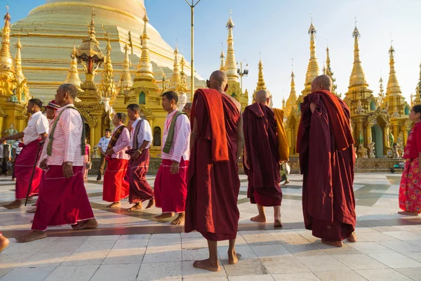 Slavnostní vysvěcení v Swedagon pagoda, Yangon, Myanmar — Stock fotografie