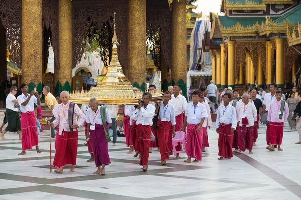 Slavnostní vysvěcení v Shwedagon pagoda, Yangon, Myanmar — Stock fotografie