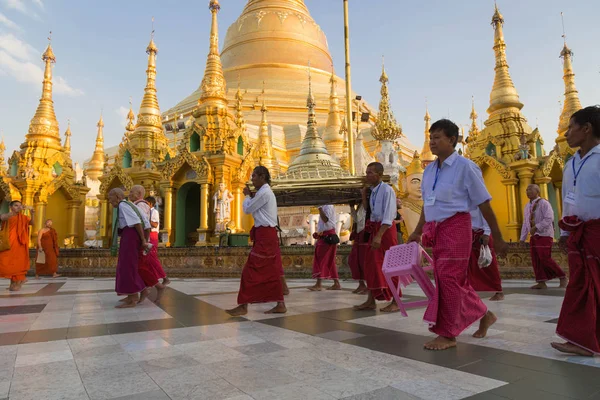 Shwedagon pagoda, Yangon, Myanmar töreninde koordinasyon