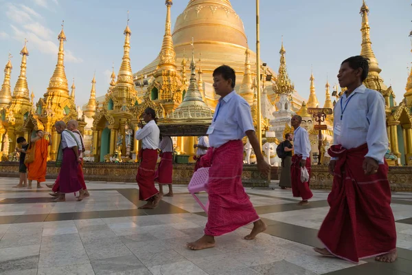 Slavnostní vysvěcení v Shwedagon pagoda, Yangon, Myanmar — Stock fotografie