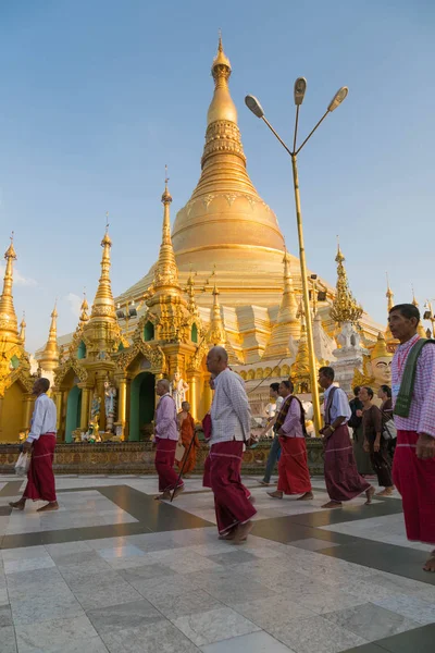 Slavnostní vysvěcení v Shwedagon pagoda, Yangon, Myanmar — Stock fotografie