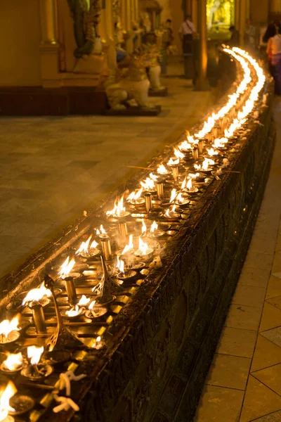 Candles at the Shwedagon pagoda, Yangon, Myanmar — Stock Photo, Image