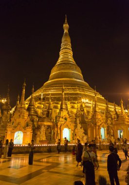 Yürüyüş ve Shwedagon pagoda, Yangon, Myanmar dua insanlar