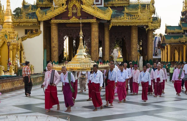Obřad svěcení v Shwedagon pagoda, Yangon, Myanmar — Stock fotografie