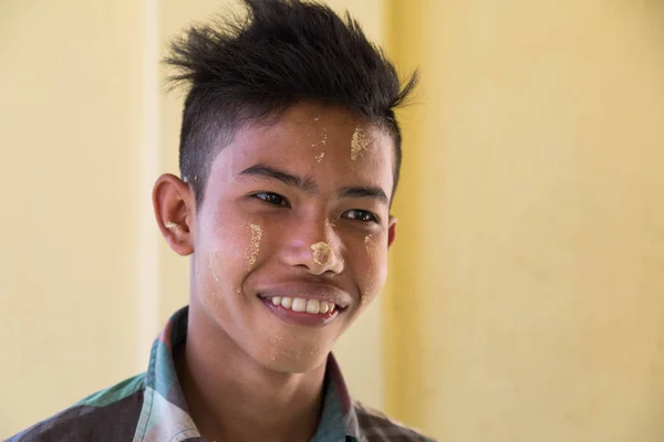 微笑缅甸男孩肖像 — 图库照片