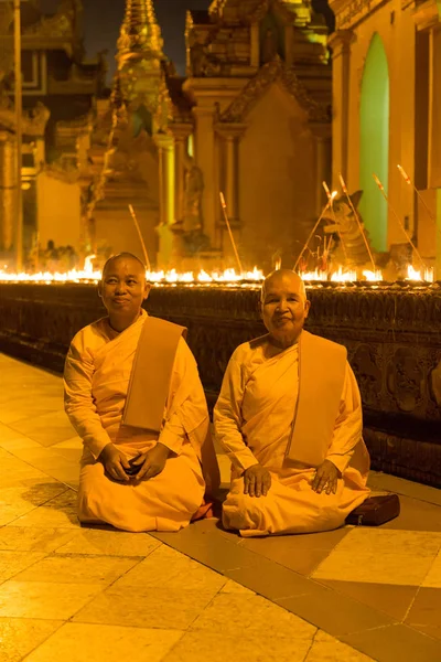 Dvě ženy mnich v Shwedagon pagoda, Yangon, Myanmar — Stock fotografie