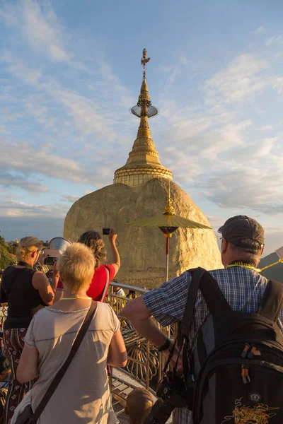 Toeristen bij de gouden rots, Kyaiktiyo, Myanmar — Stockfoto