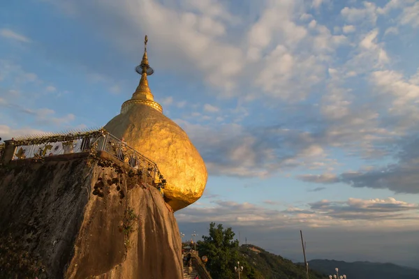 De gouden rots, Kyaiktiyo, Myanmar — Stockfoto