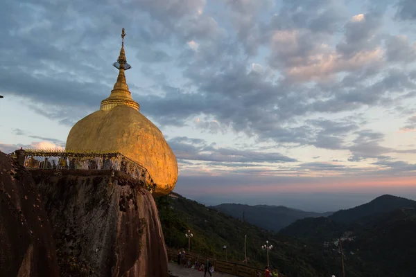 De gouden rots, Kyaiktiyo, Myanmar — Stockfoto