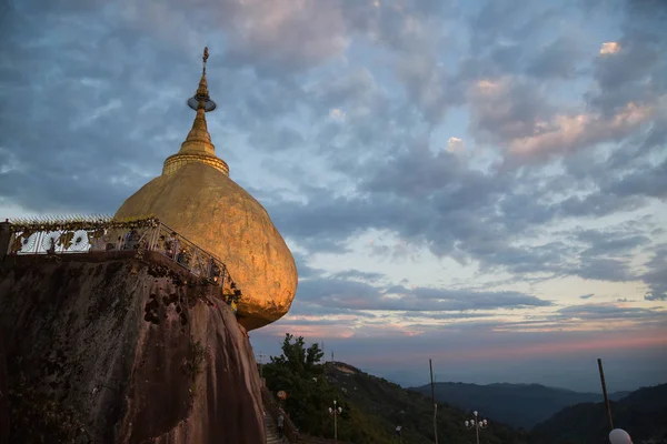 Der goldene Felsen, kyaiktiyo, myanmar — Stockfoto
