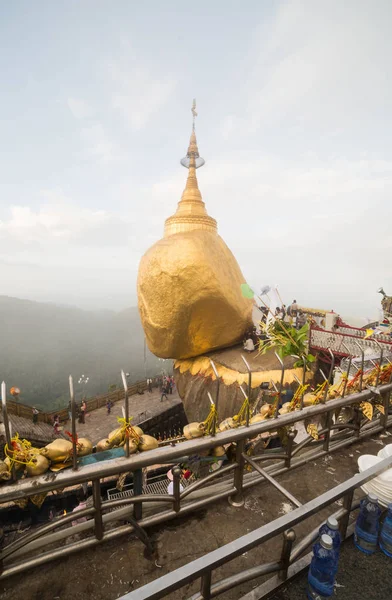 Golden Rock v mlhavé svítání, Myanmar — Stock fotografie