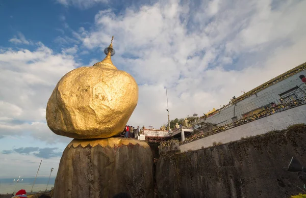 Golden Rock v sunrise, Myanmar — Stock fotografie