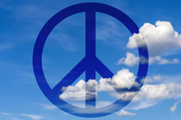 Antiwar symbol of pacifism against a blue, peaceful sky. — Stock Photo, Image