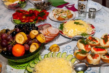 Rusya 'da şölen masası. Şenlik masasında atıştırmalık.