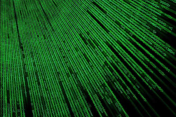 Bináris kód utánozása mátrix formájában. Zöld bináris kód sugárirányban eltér egy fekete alapon elszigetelt szögben. Illusztráció. — Stock Fotó
