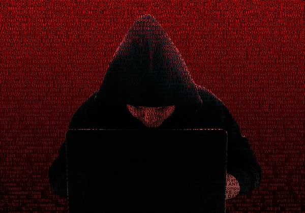 Siluet dari seorang hacker dalam tudung hitam, terhadap latar belakang o — Stok Foto