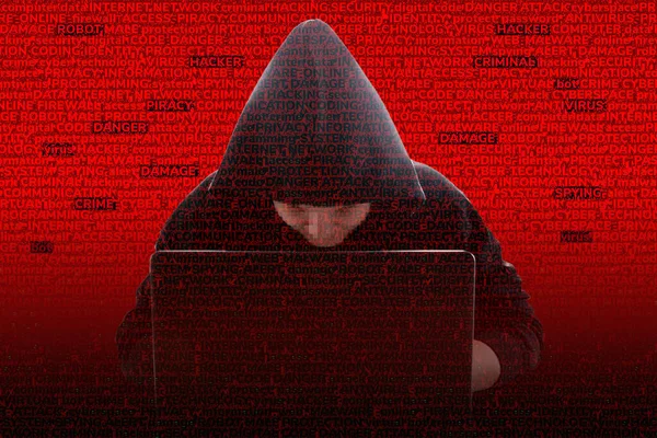 Silueta de un hacker en el capó con un portátil, contra la ba —  Fotos de Stock