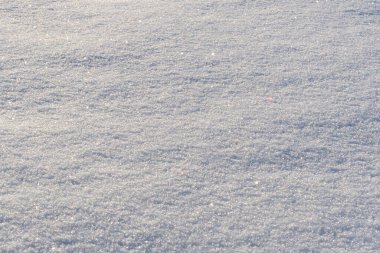 Kar örtüsü, yakın plan, güneşte farklı renklerde parıldayan.
