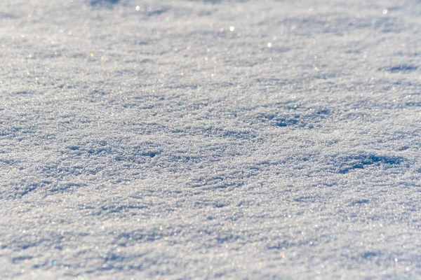 雪のカバー クローズアップ 選択的な焦点 太陽の下で異なる色で輝く — ストック写真